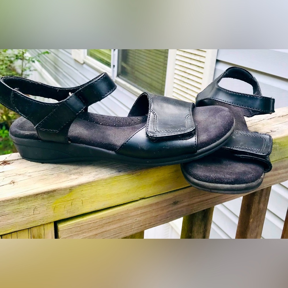 Mushroom strappy memory foam sandles